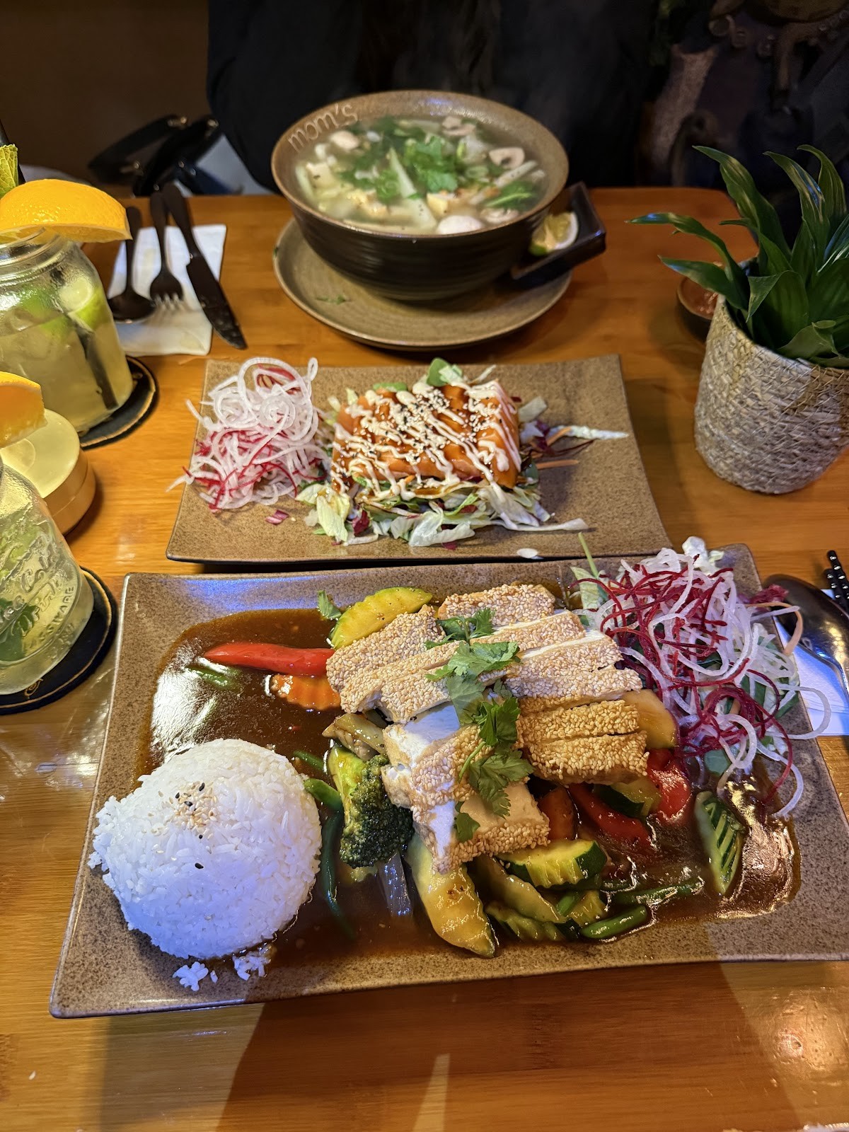 Mom's Creation Vegan Restaurant Friedrichshain: food & drinks
