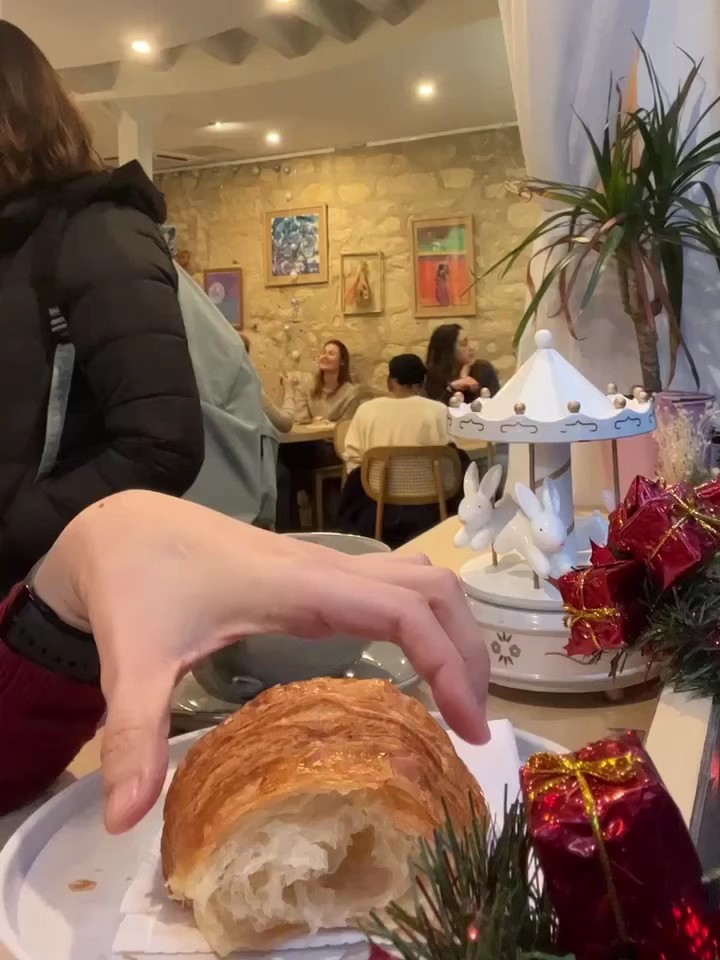 Le bon moment café: the place