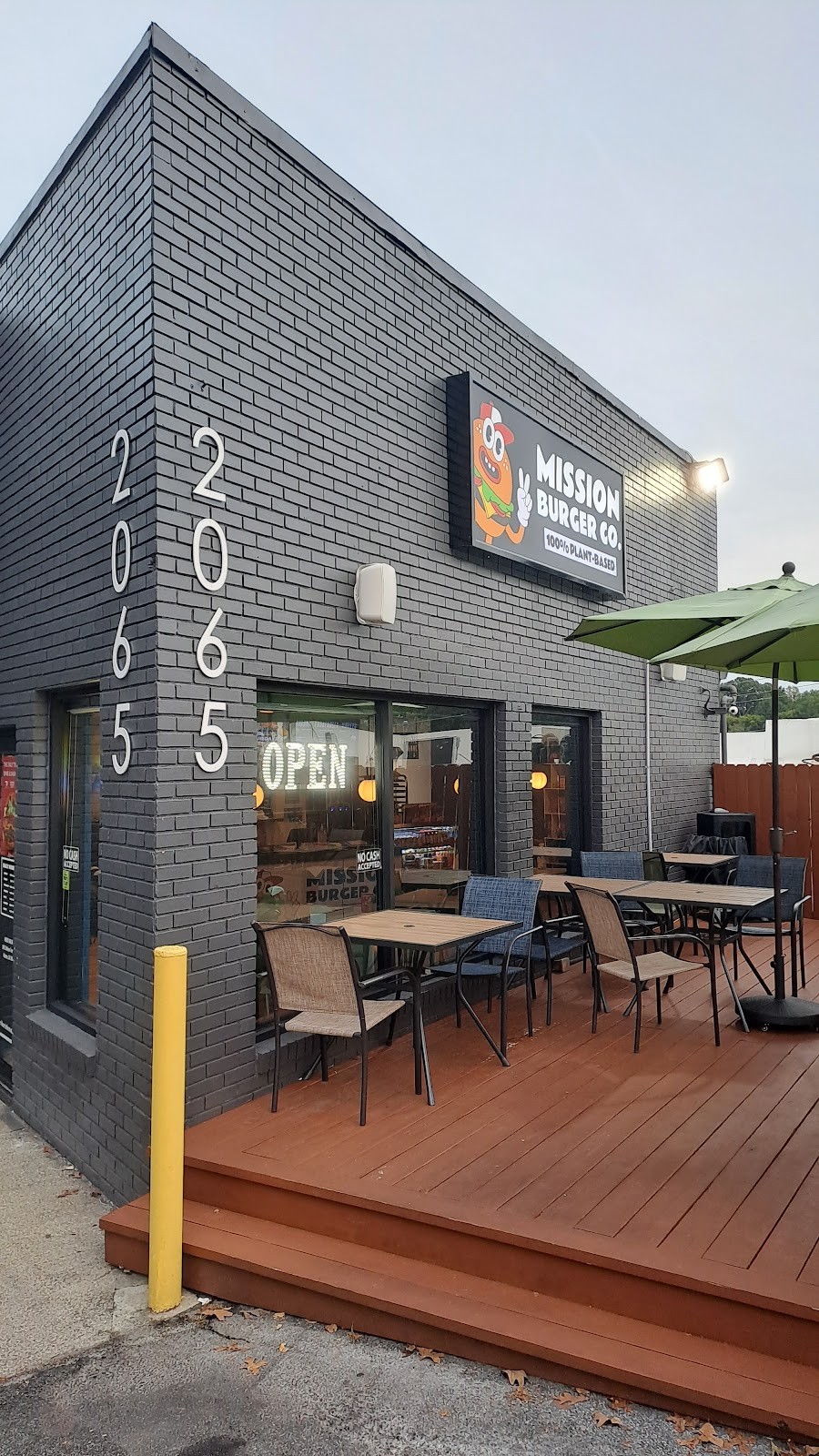 Mission Burger Co.: the place
