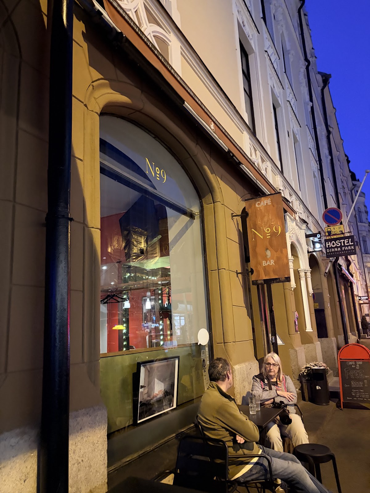 Café Bar No 9: the place