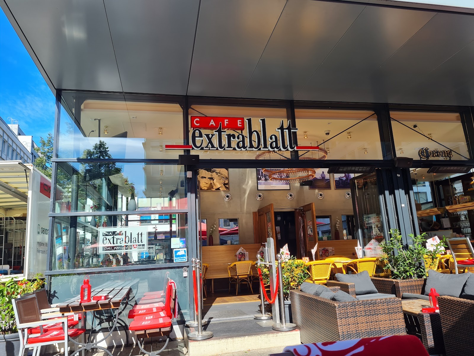 Cafe Extrablatt Köln Breite Straße: the place