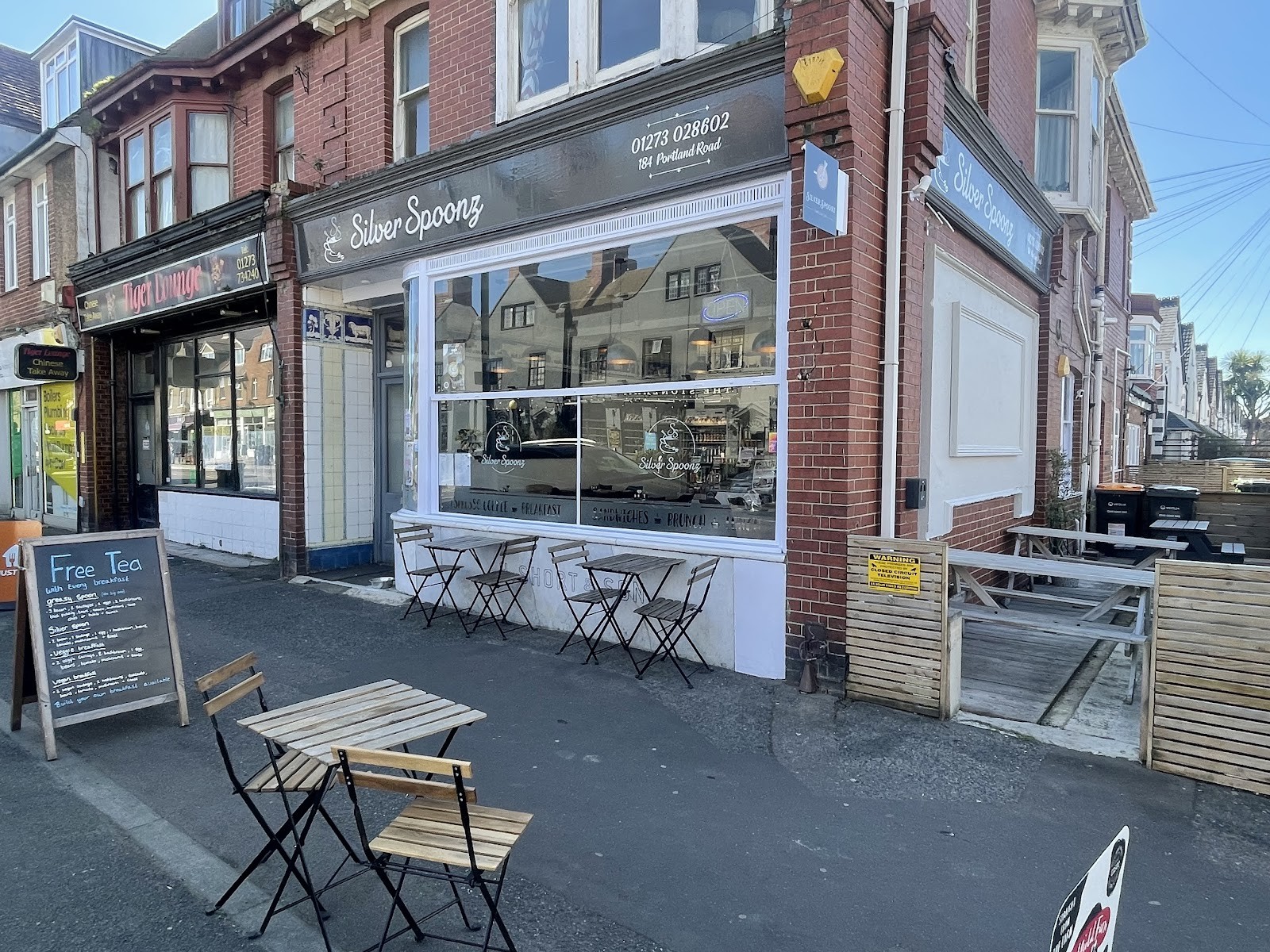 Silver Spoonz Cafe: the place