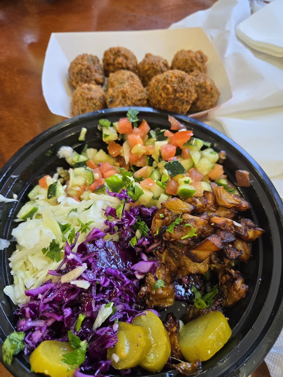 Falafel Tanami: food & drinks