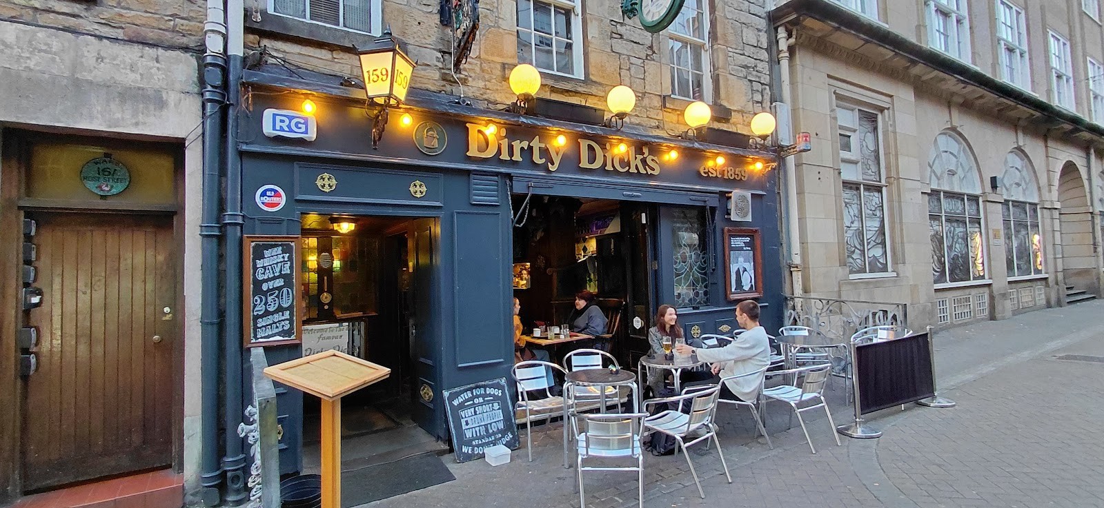 Dirty Dick's Pub: the place