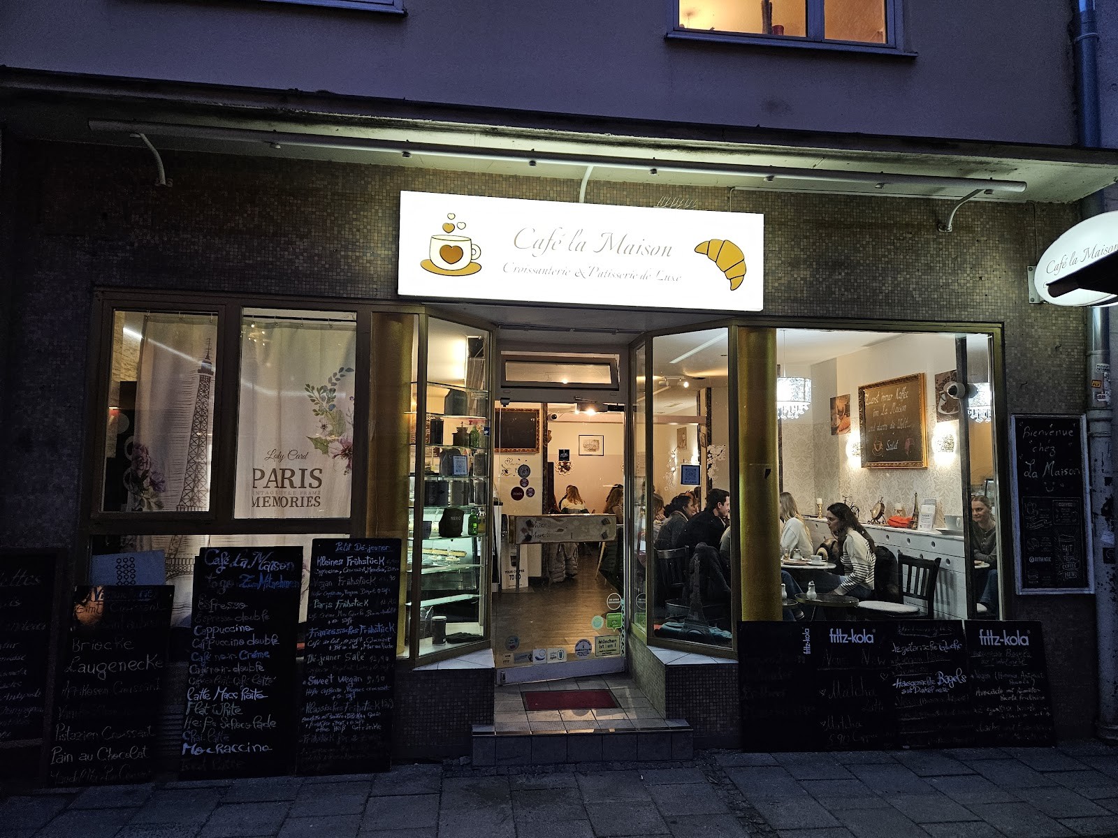 Café la Maison: the place