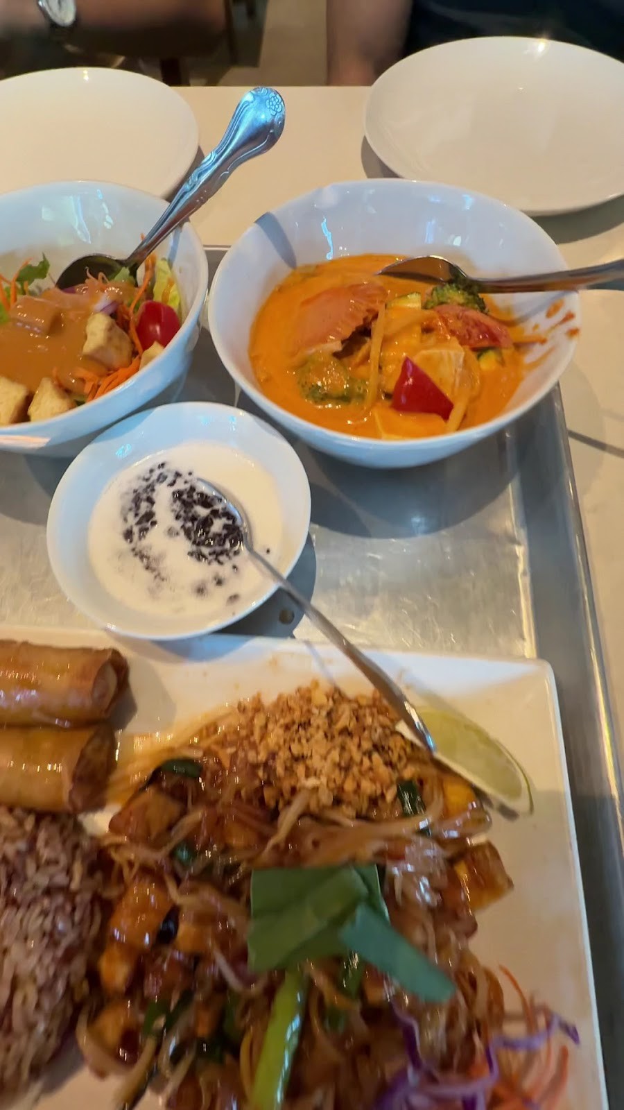 Araya's Place: food & drinks