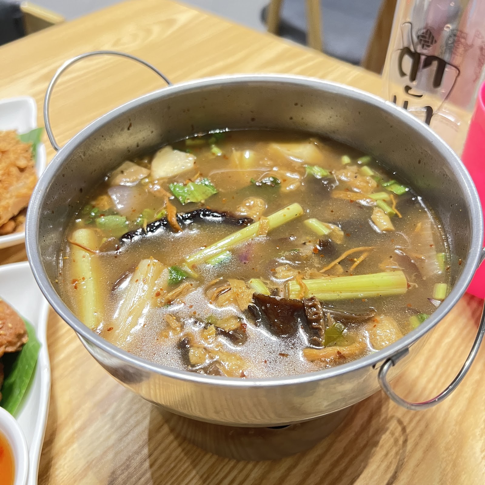 Tammang Rama2 Issan Vegan: food & drinks