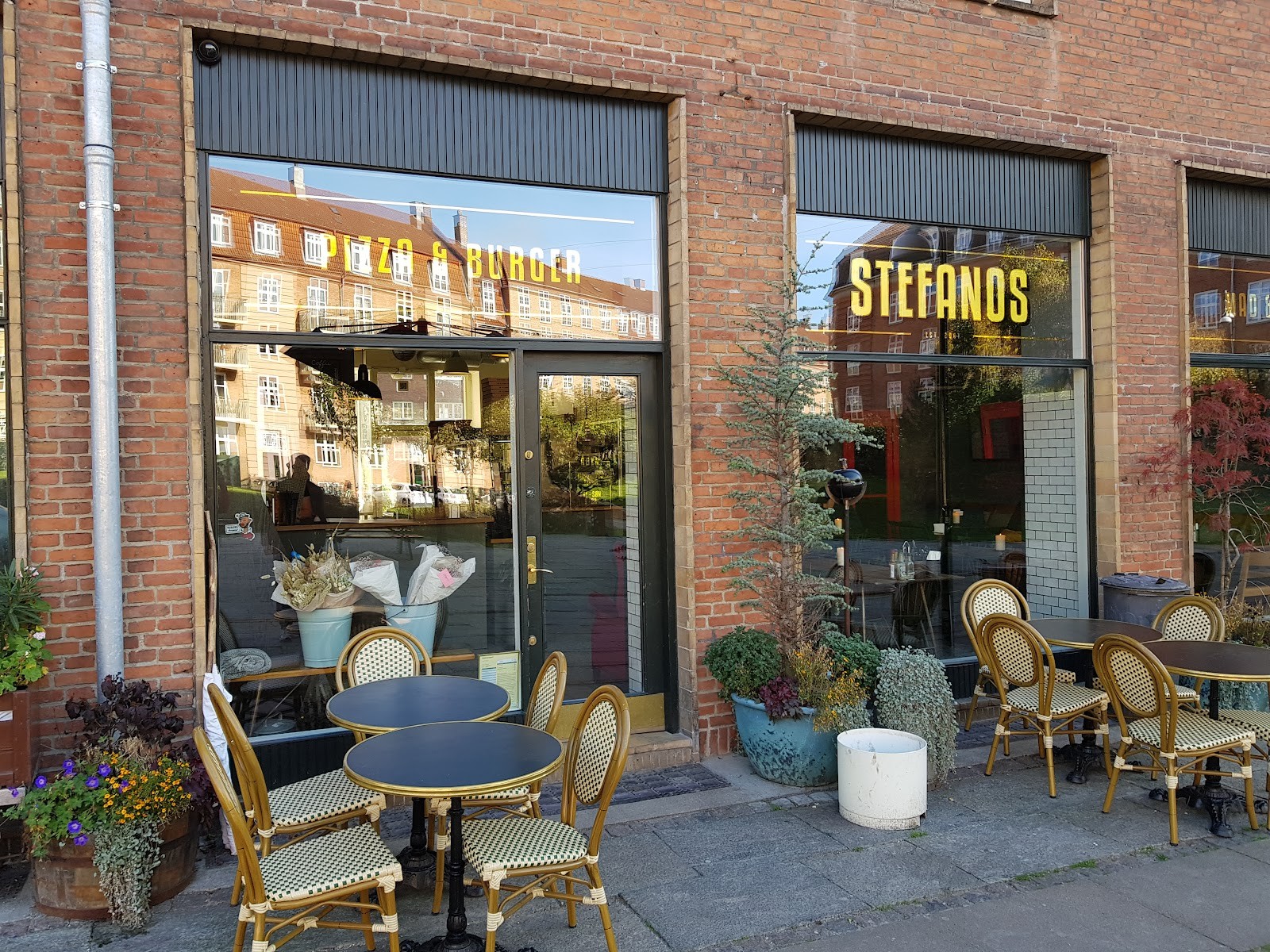 Stefanos pizza: the place