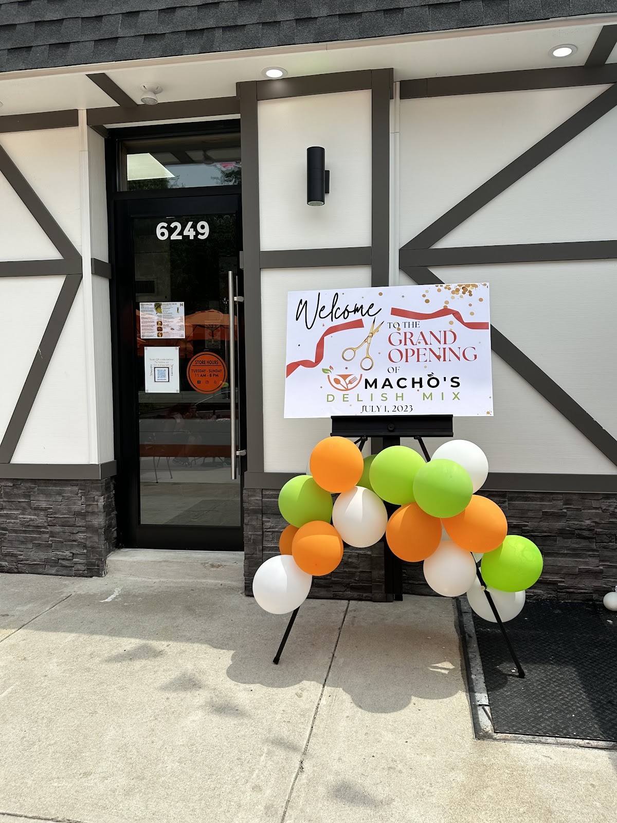 Macho's Delish Mix: the place