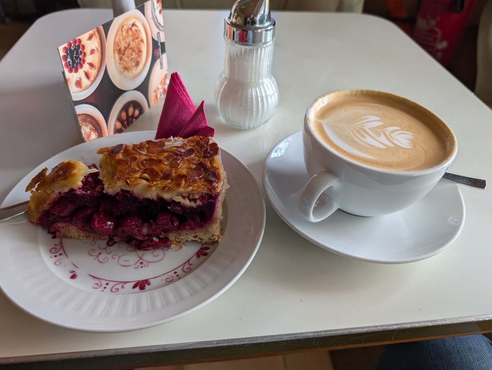 Café Jasmin: food & drinks