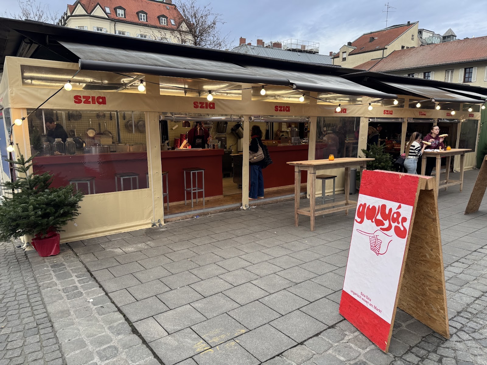 Szia Szia: the place