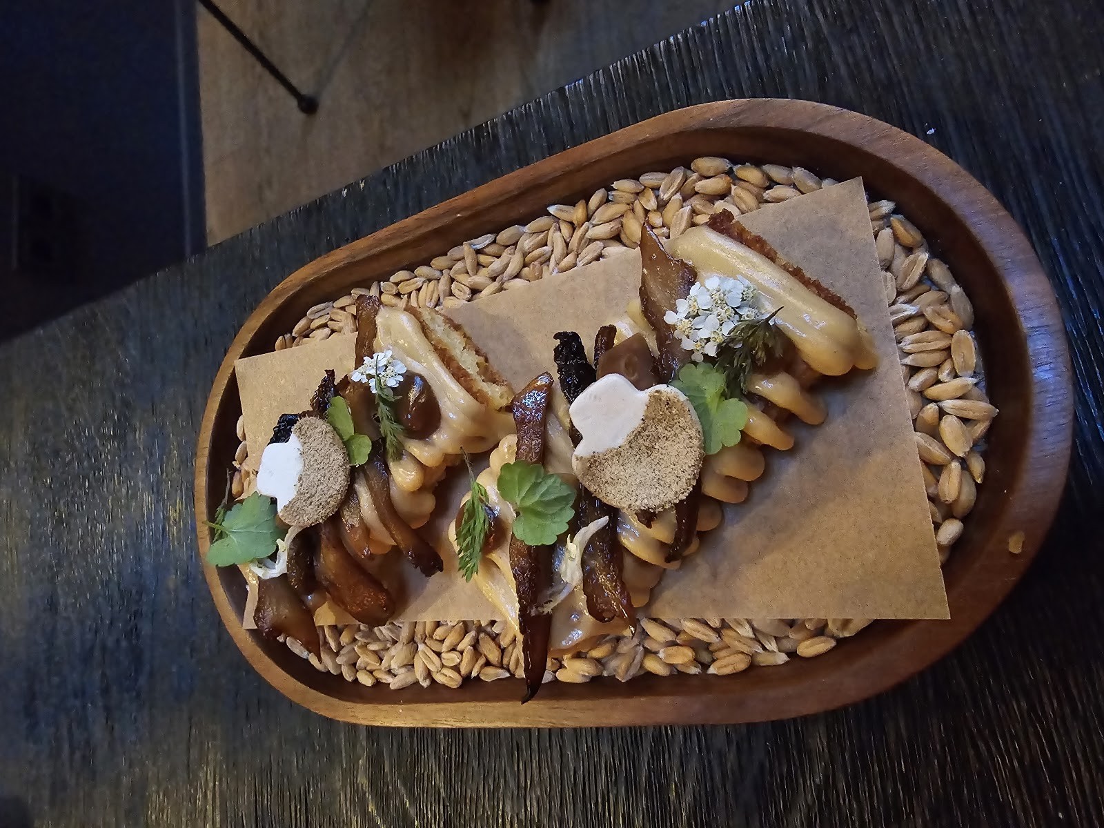 SEVEN SWANS: food & drinks