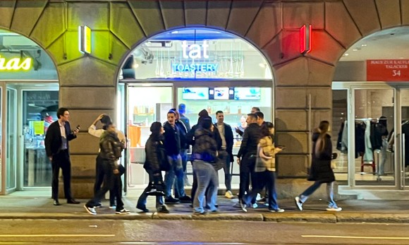 tat Meze Bar am Tag & Toastery at Night: the place