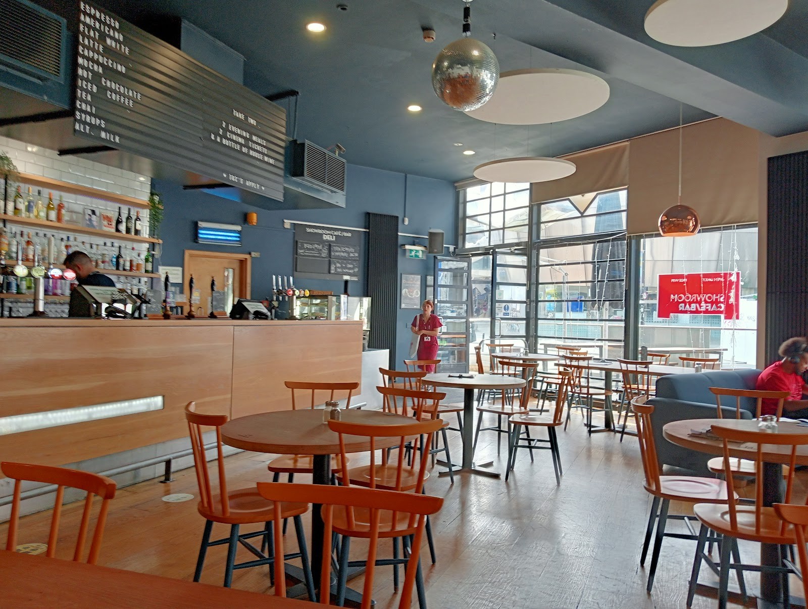 Showroom Cinema: the place