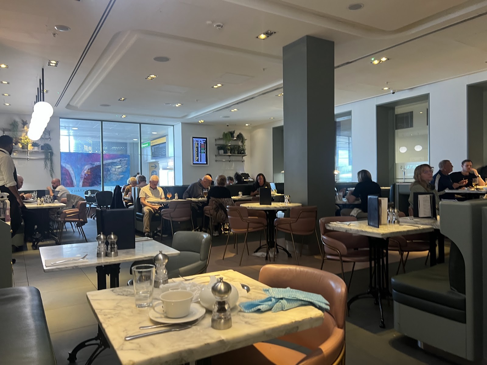 The Evergreen, Heathrow Airport T3: the place