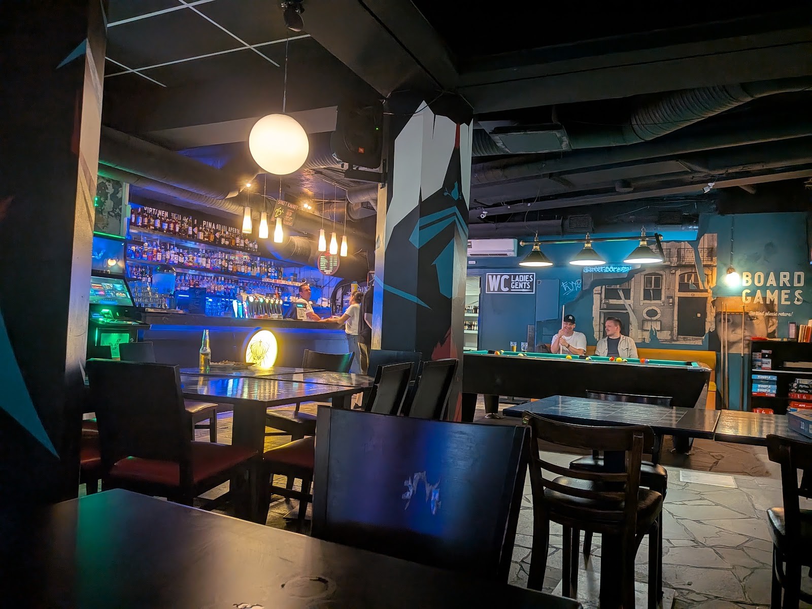Street Bar: the place
