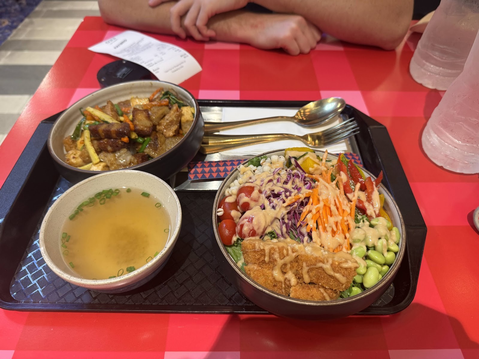 V Street Emsphere: food & drinks