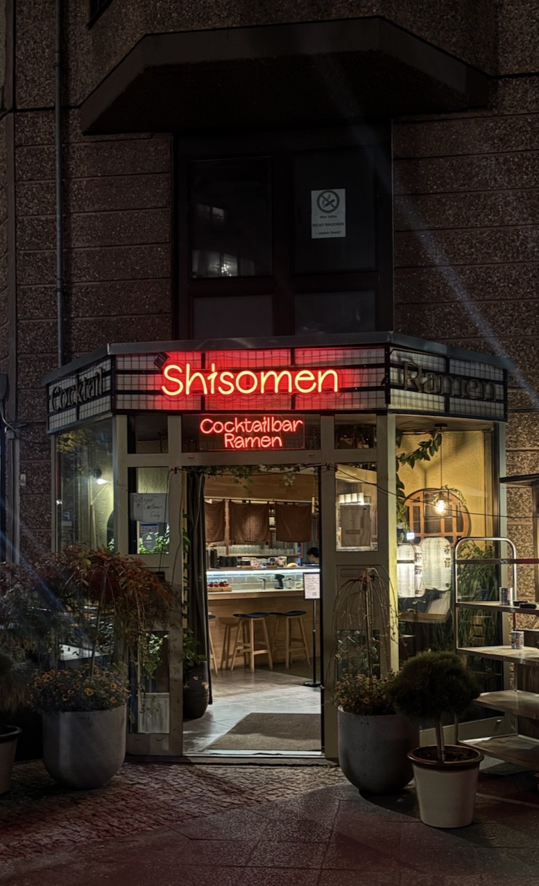 Shisomen Vegan Ramen & Cocktails: the place