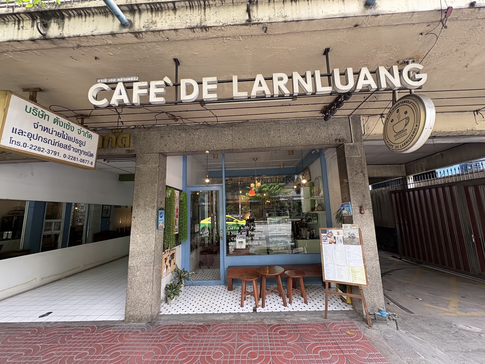 cafe’ de larnluang: the place