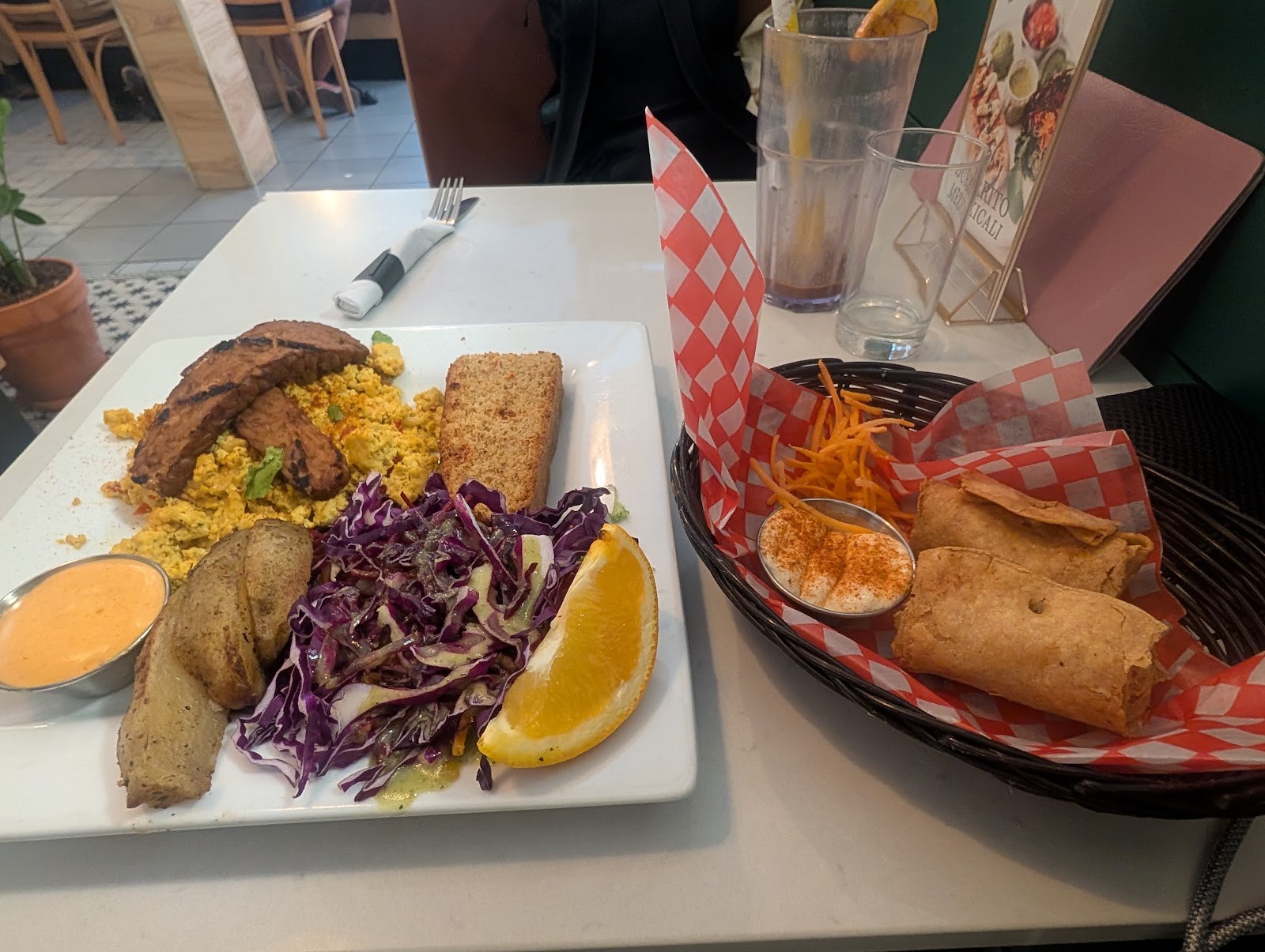 Aux Vivres Plateau: food & drinks