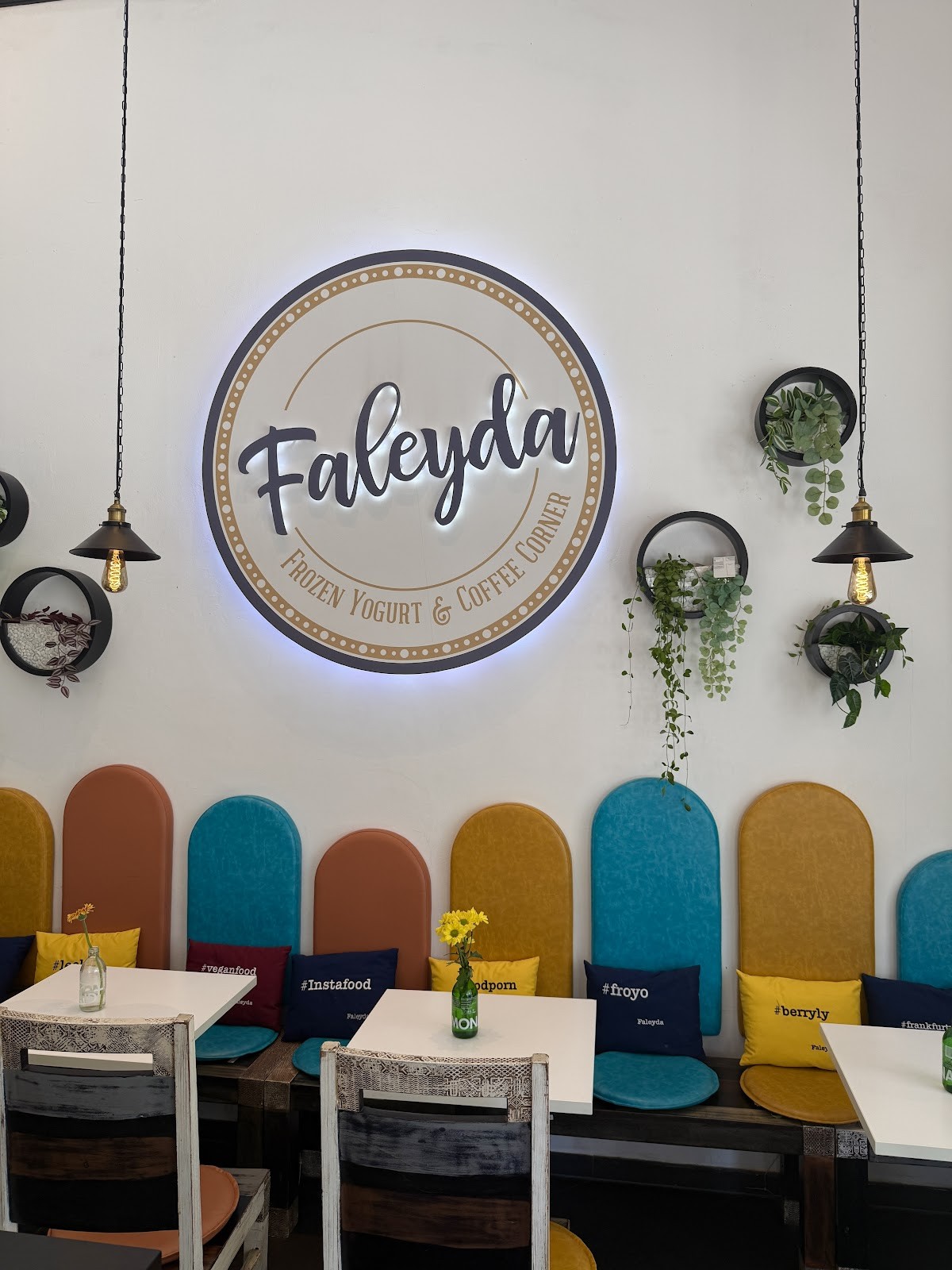 Faleyda / Frozen Yogurt & Waffel & Cheesecake: the place