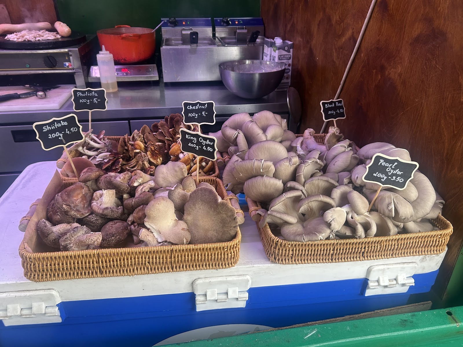 Mushroom Butcher: food & drinks