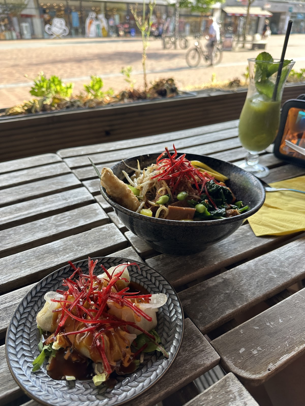 TA Vegan House Altona: food & drinks