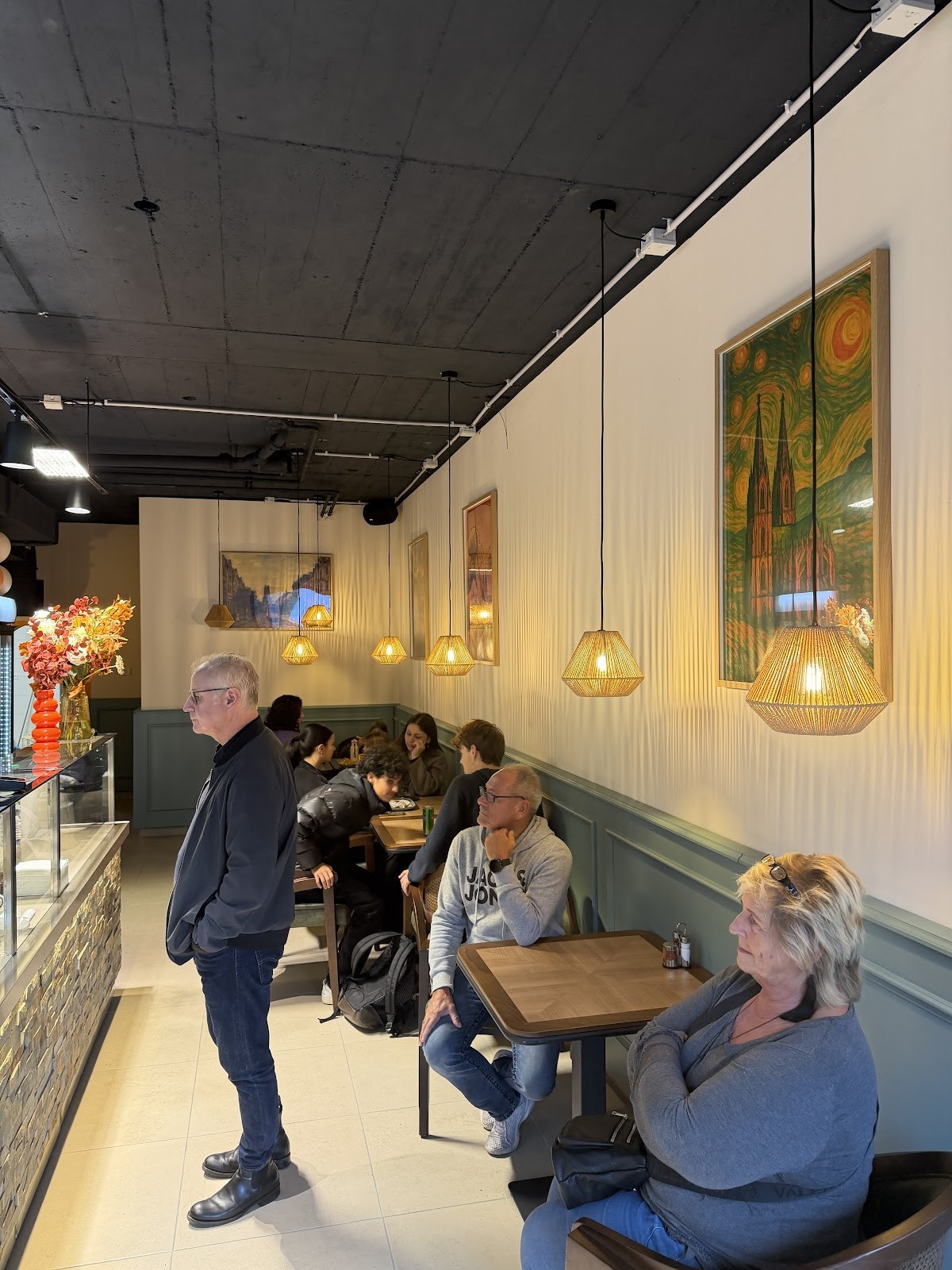 RONI'S: the place