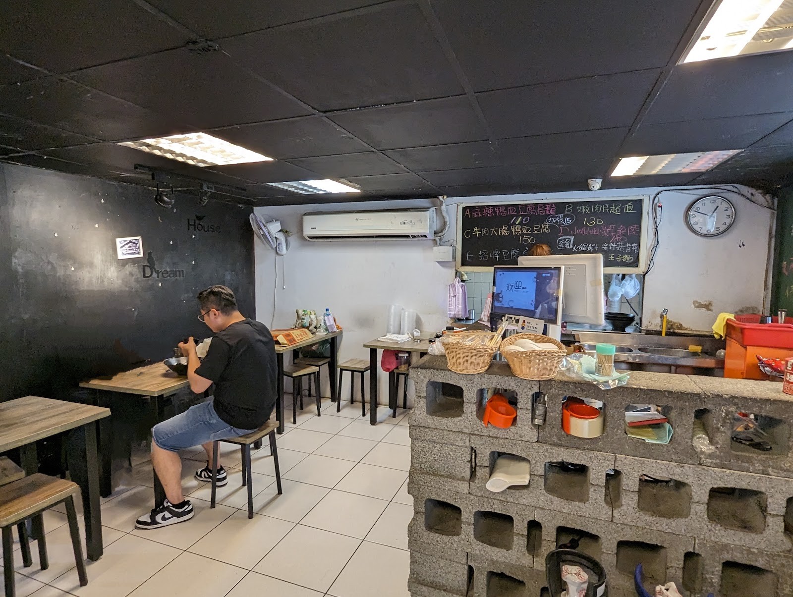 Xiǎo JiěJiě MáLà 小姐姐麻辣食堂: the place