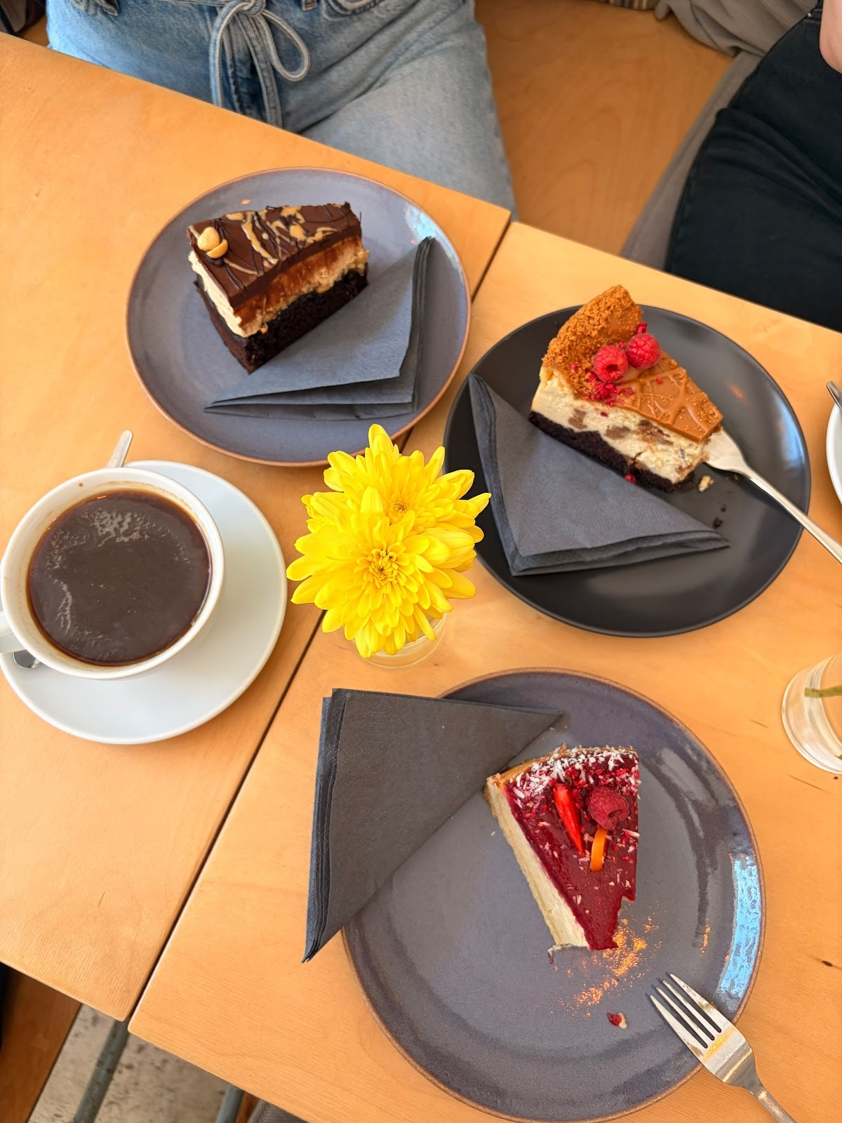 Manos Vegan Cake: food & drinks