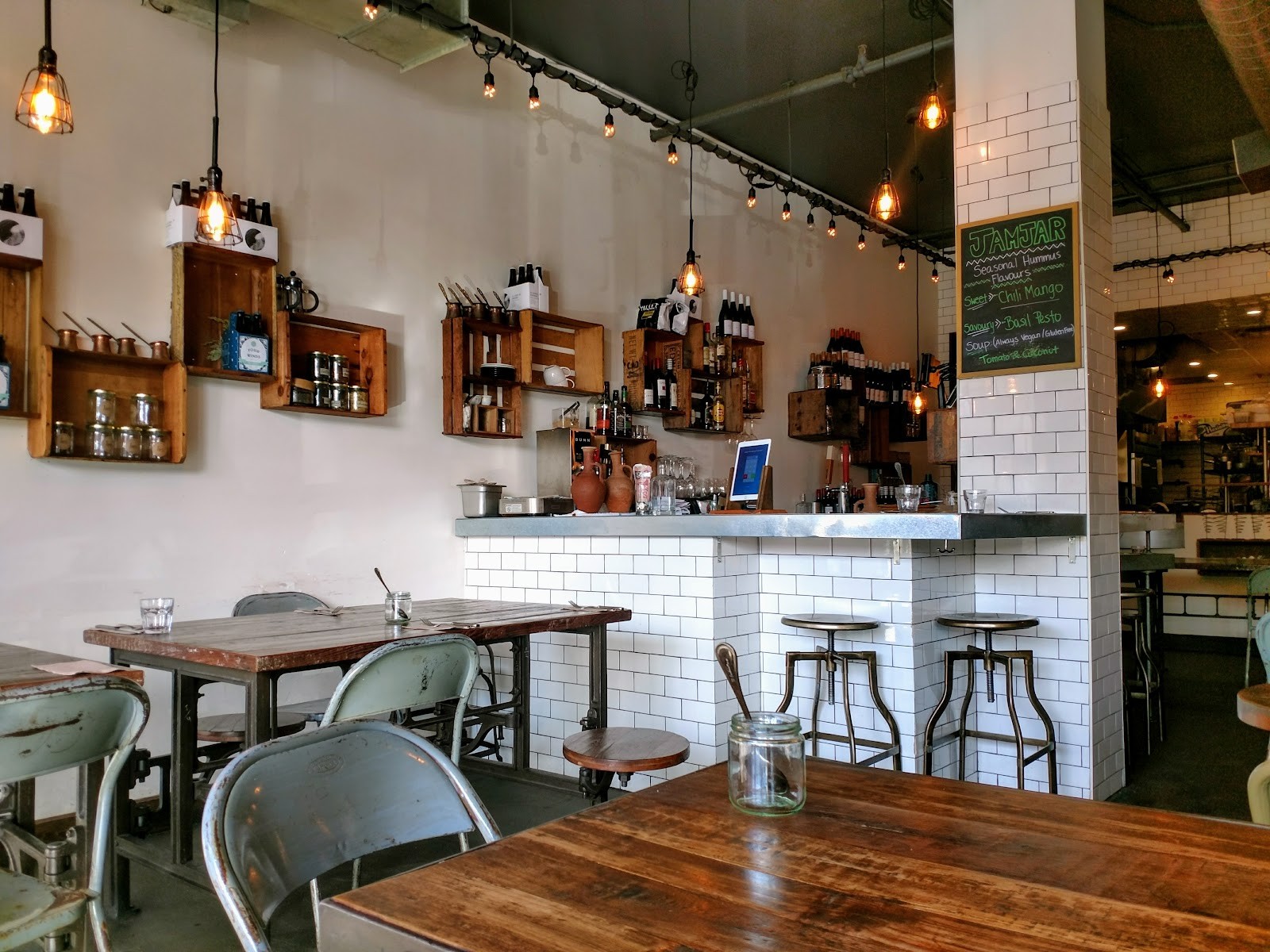 Jamjar Canteen Commercial Dr.: the place