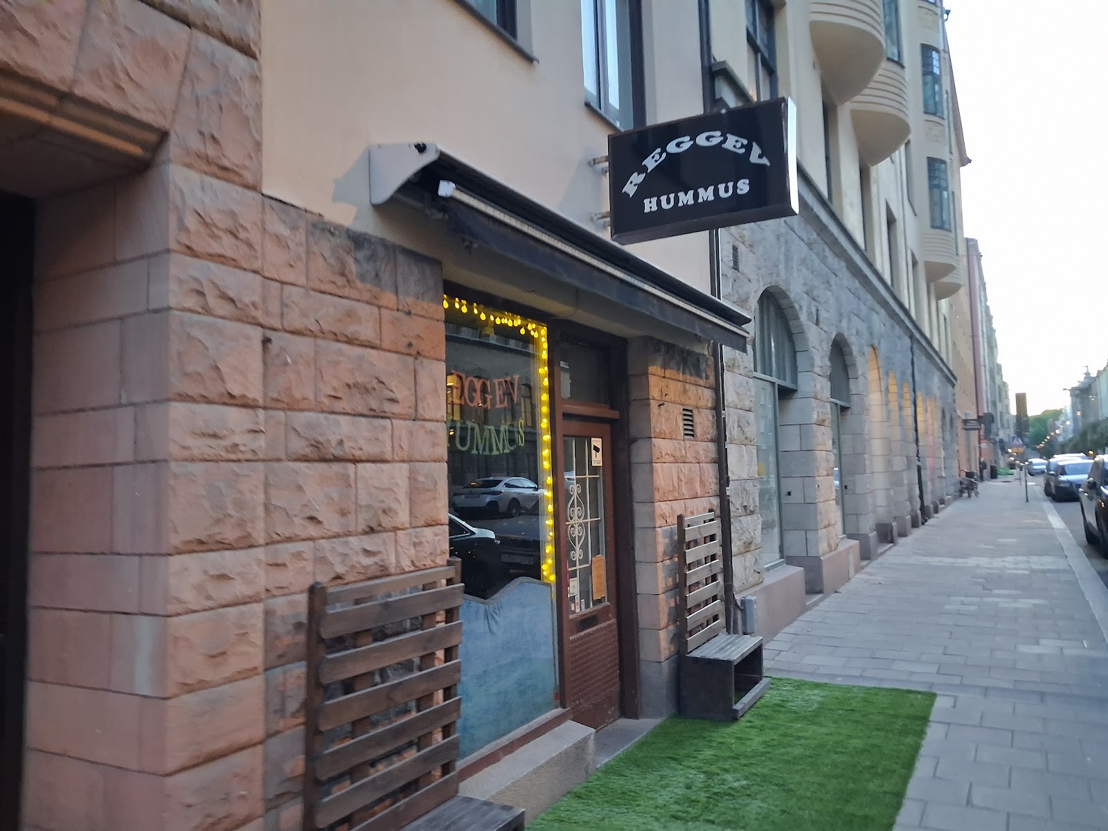 Reggev Hummus: the place