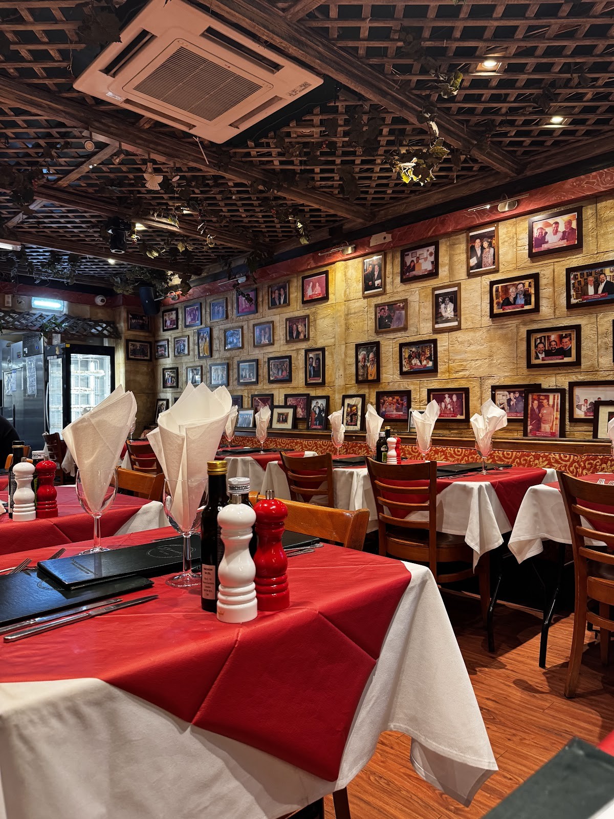 Giovannis On The Hayes: the place