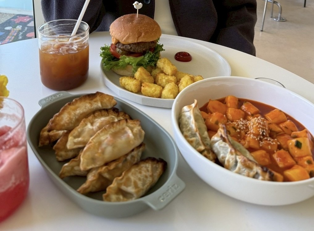Cosmos Grocery Cafe: food & drinks