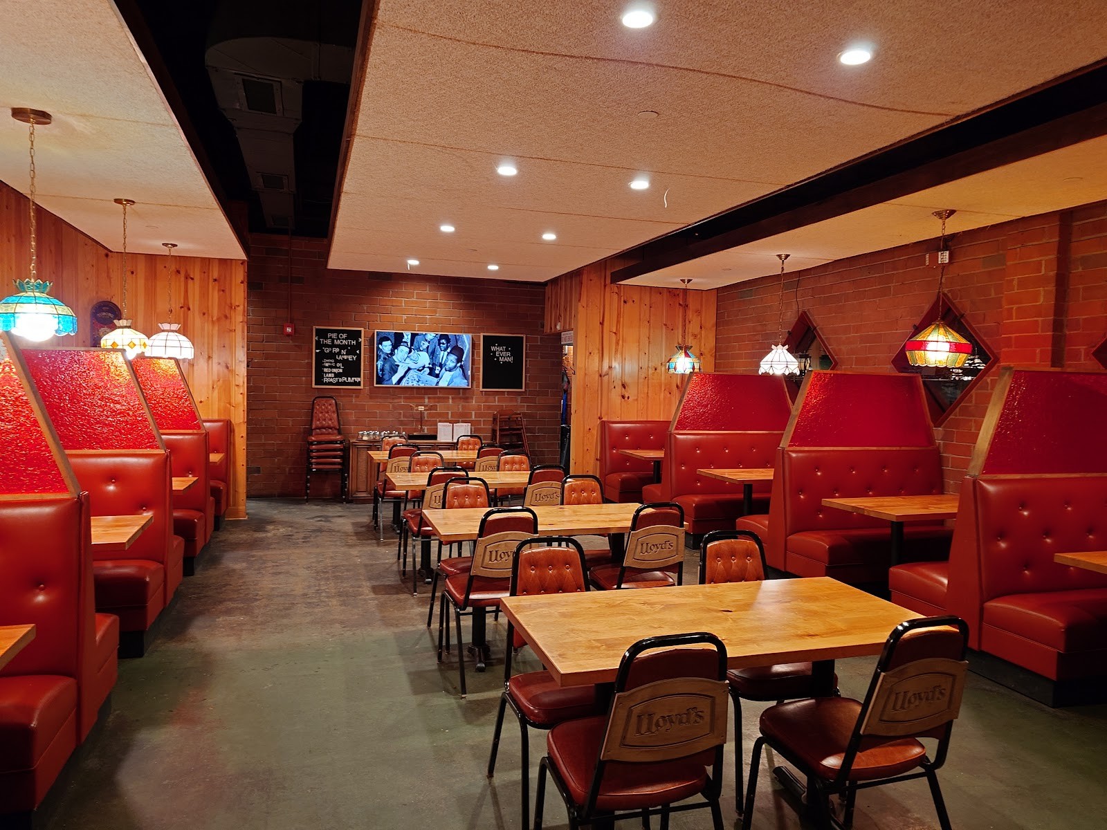 LLoyd's Restaurant & Lounge: the place