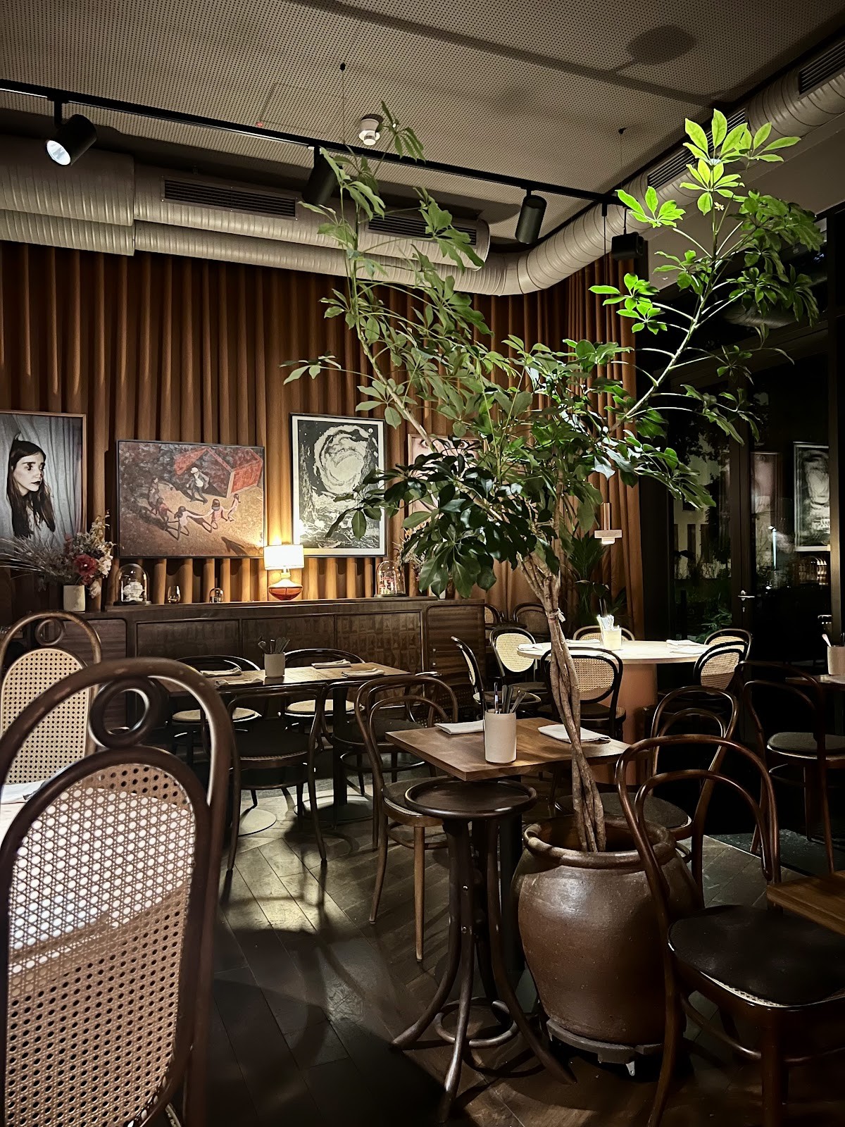 LEUCHTENDROTER: the place