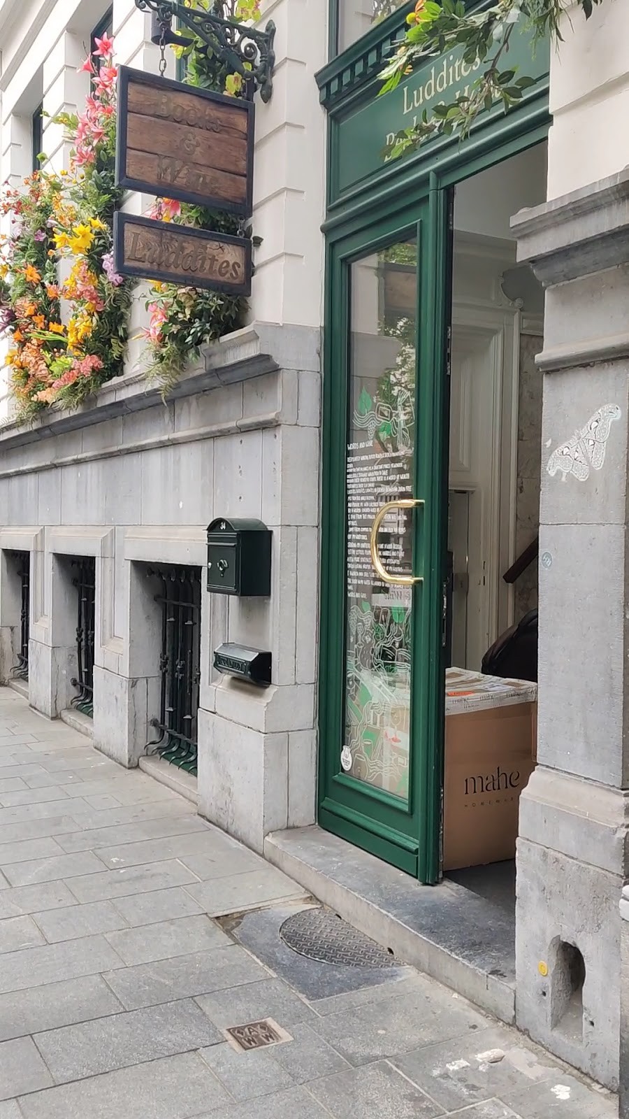Luddites Books & Wine: the place