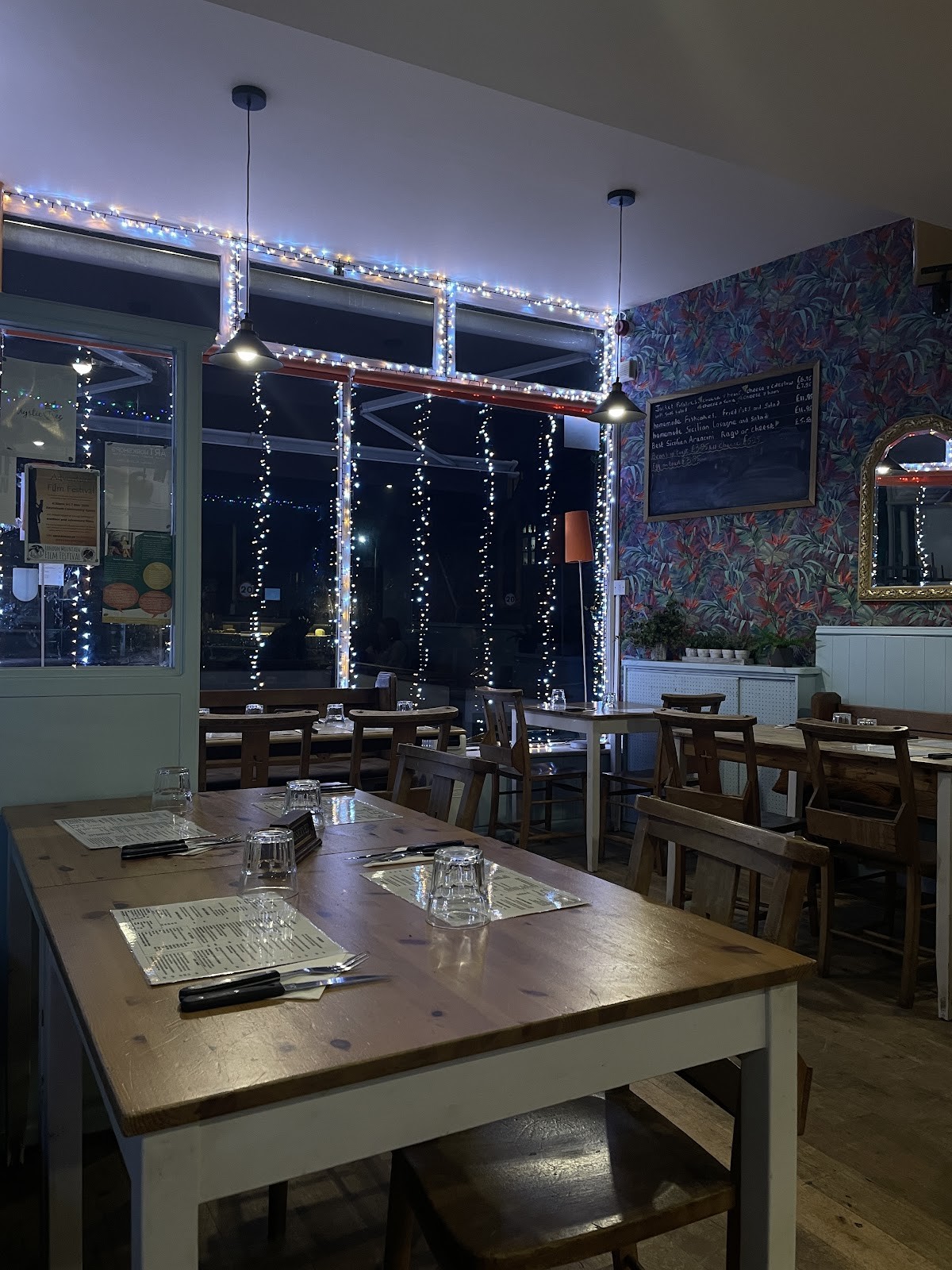 A cappella cafe, pizzeria & trattoria: the place