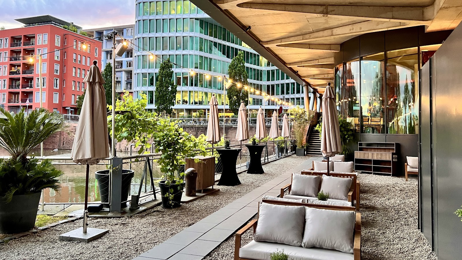 frankfurter botschaft: the place