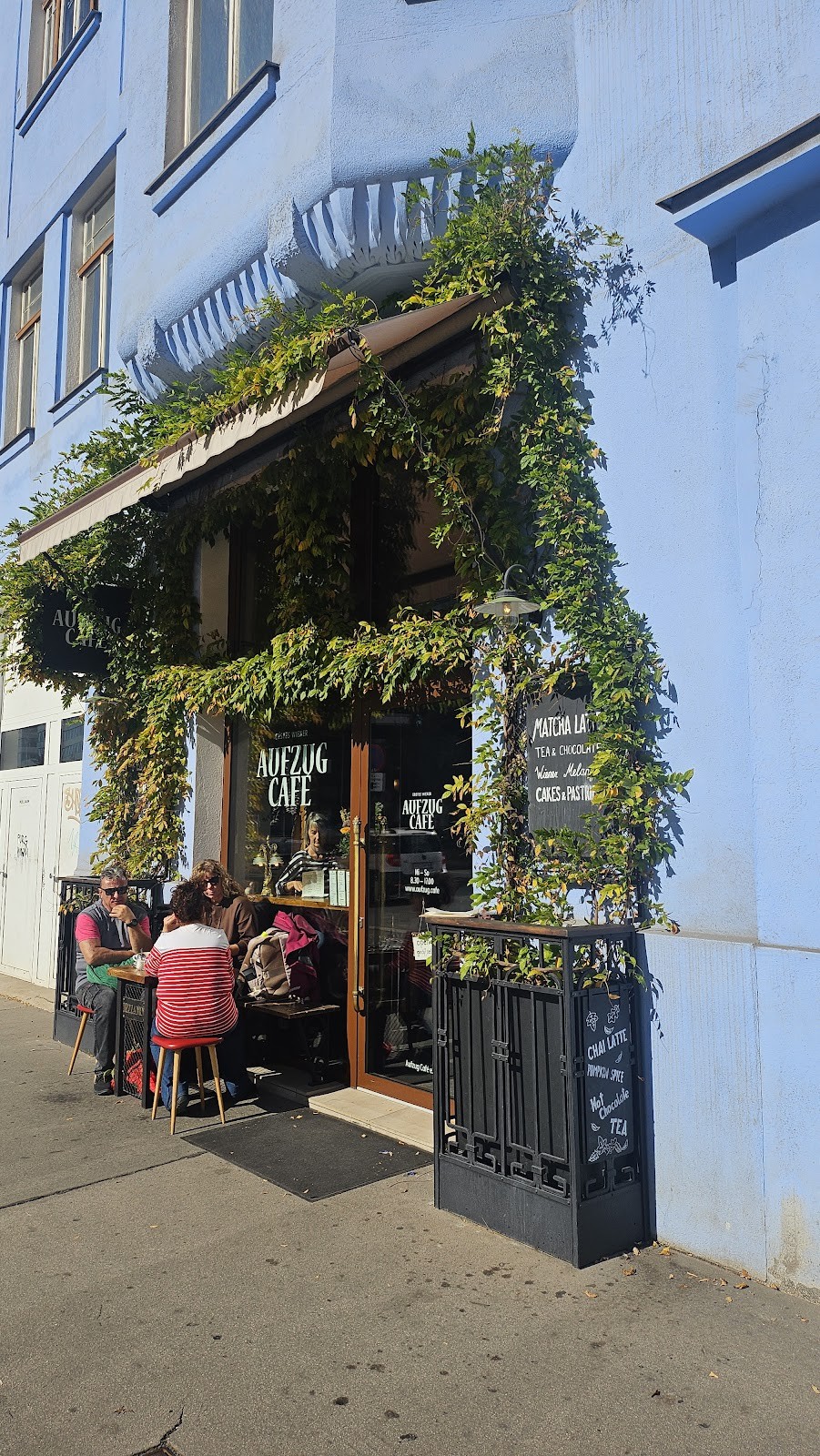 Aufzug Café: the place