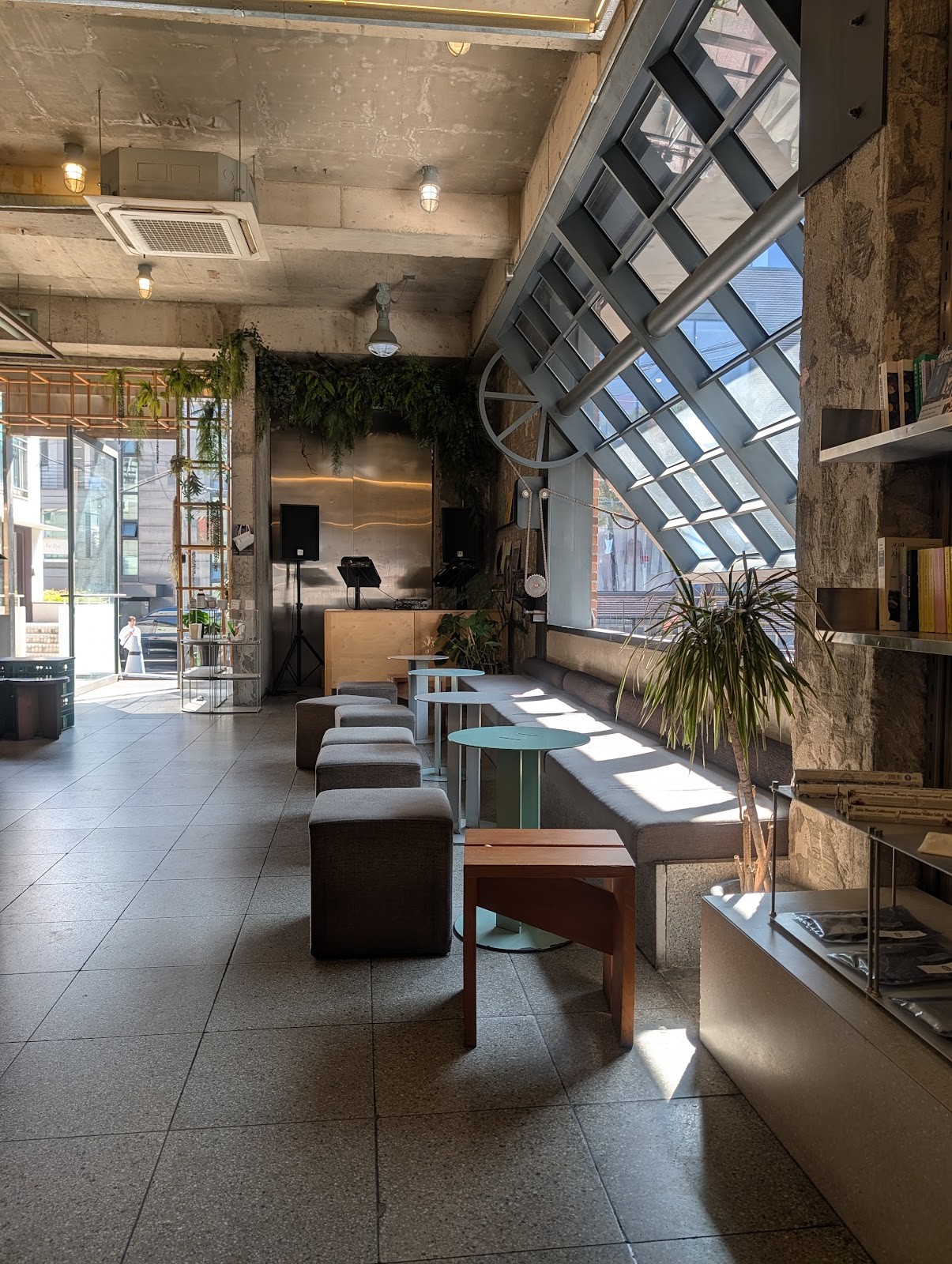 mtl cafe & bakery Hannam: the place