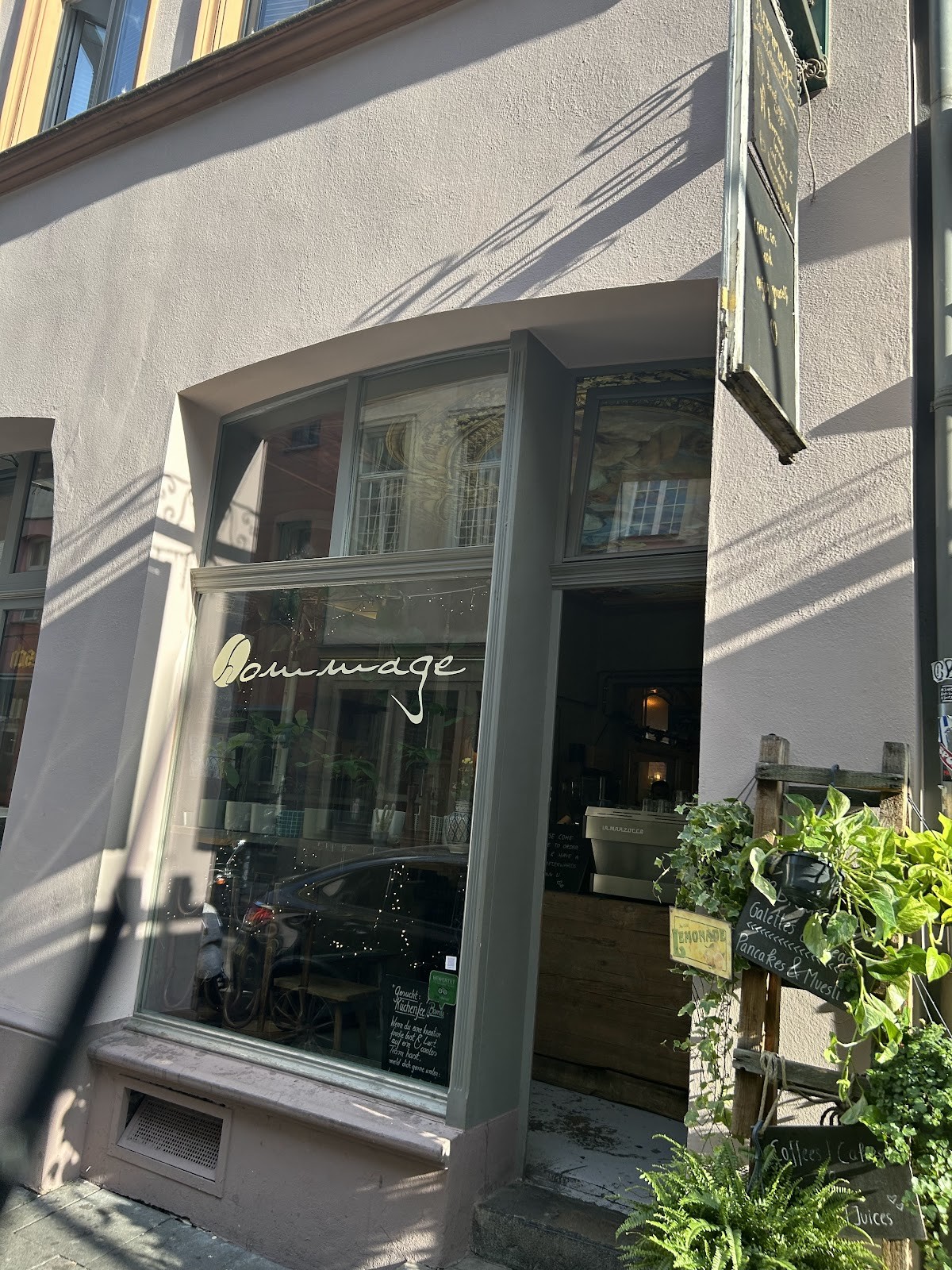 Hommage Café: the place