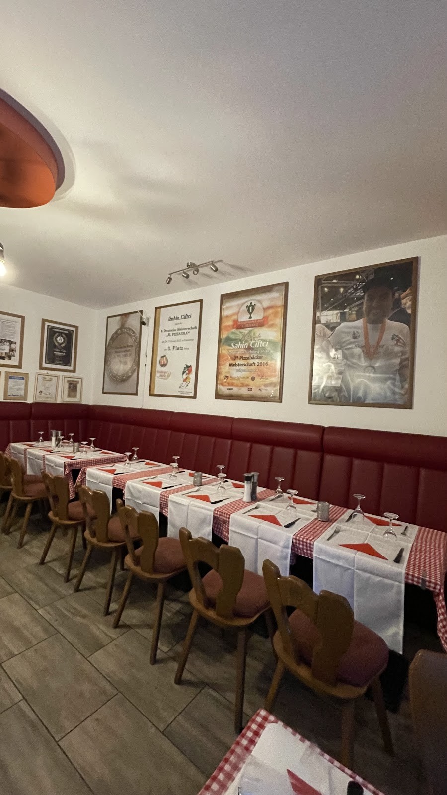 Zeus Pizza: the place