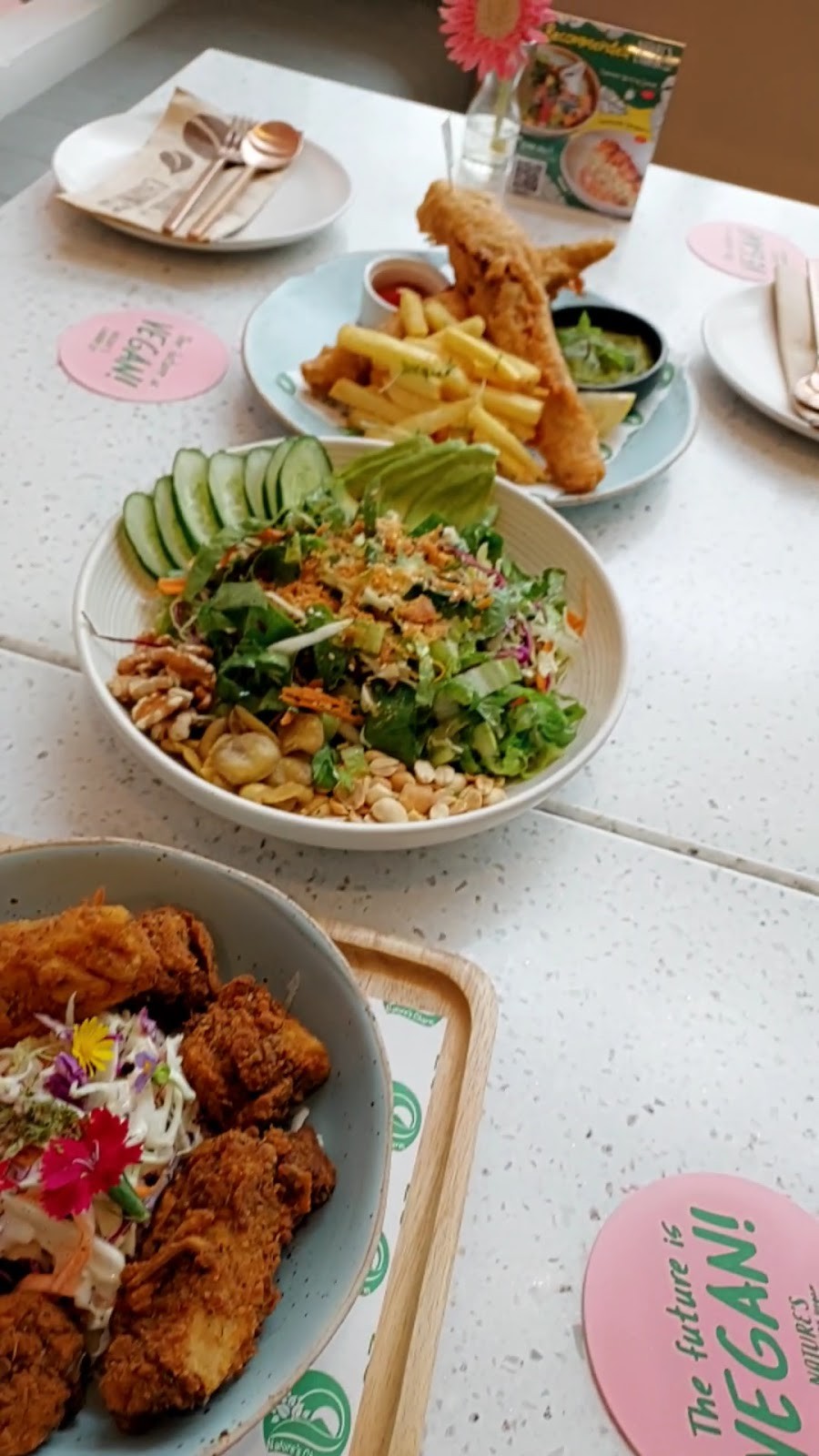 Nature’s Charm Cafe: food & drinks