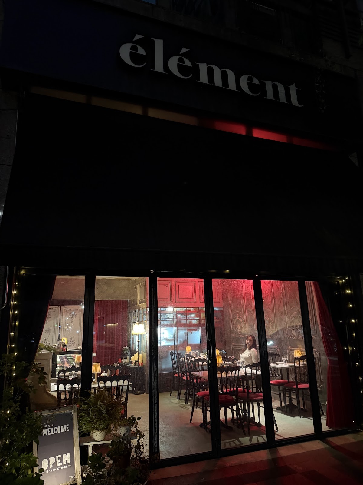 élément: the place