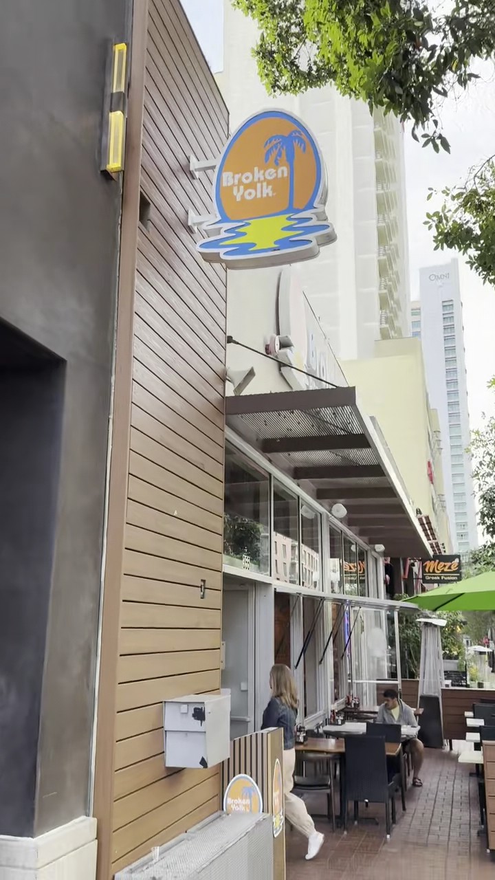 Broken Yolk Cafe: the place