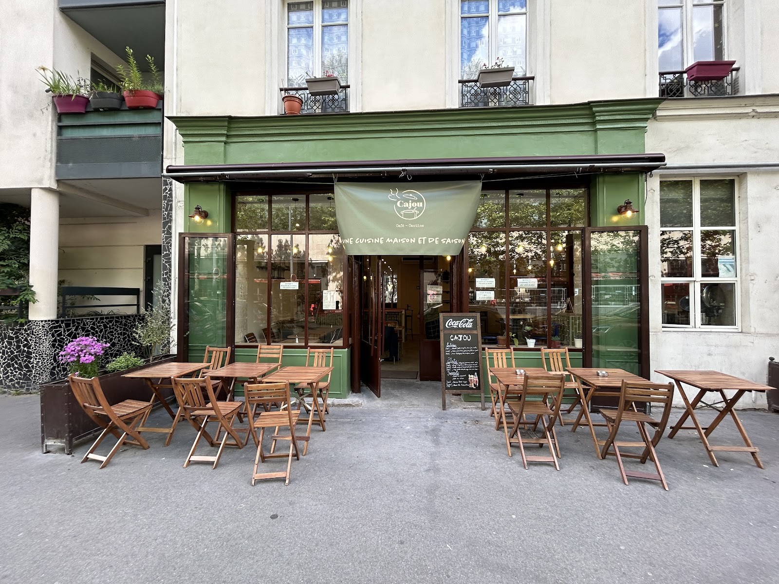 Cajou, café-cantine: the place