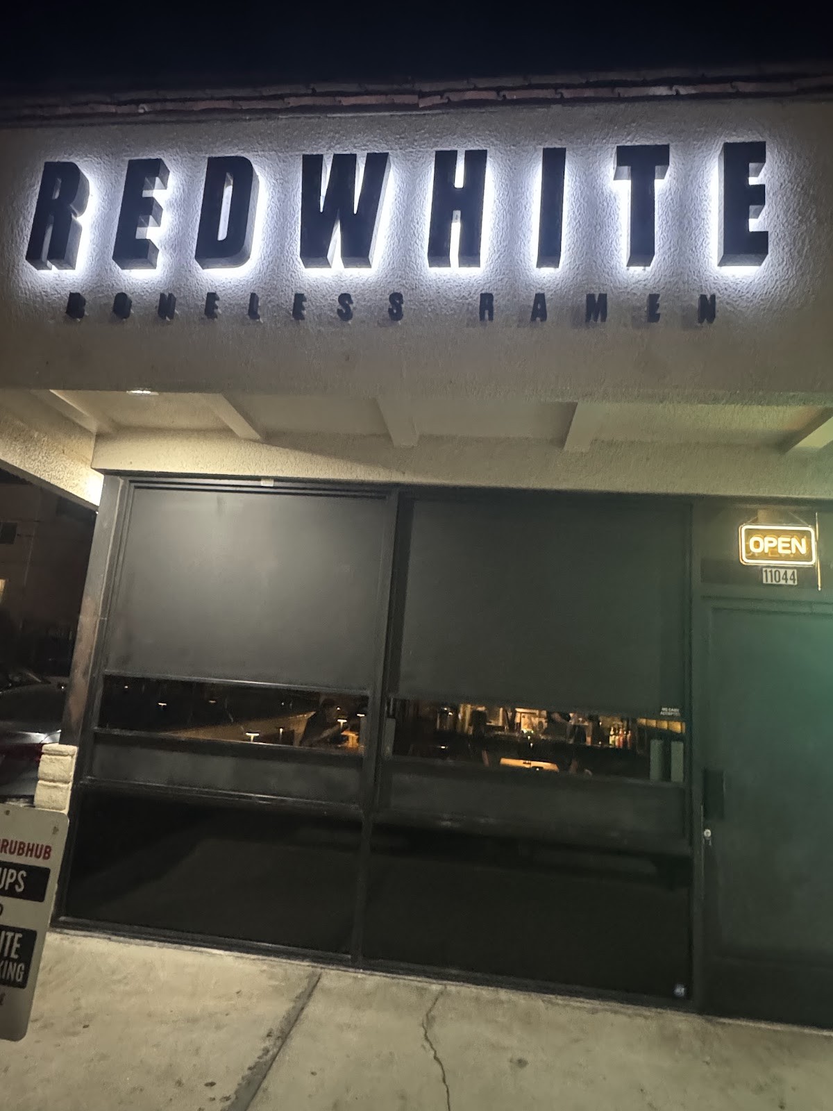 REDWHITE BONELESS RAMEN: the place