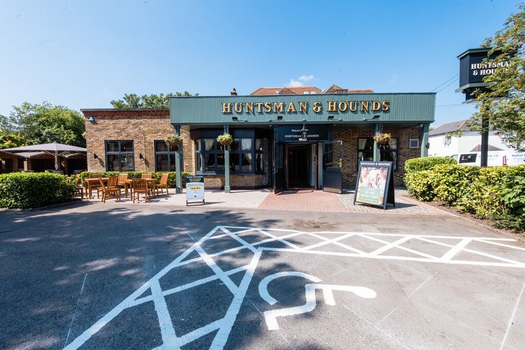 The Huntsman And Hounds: the place