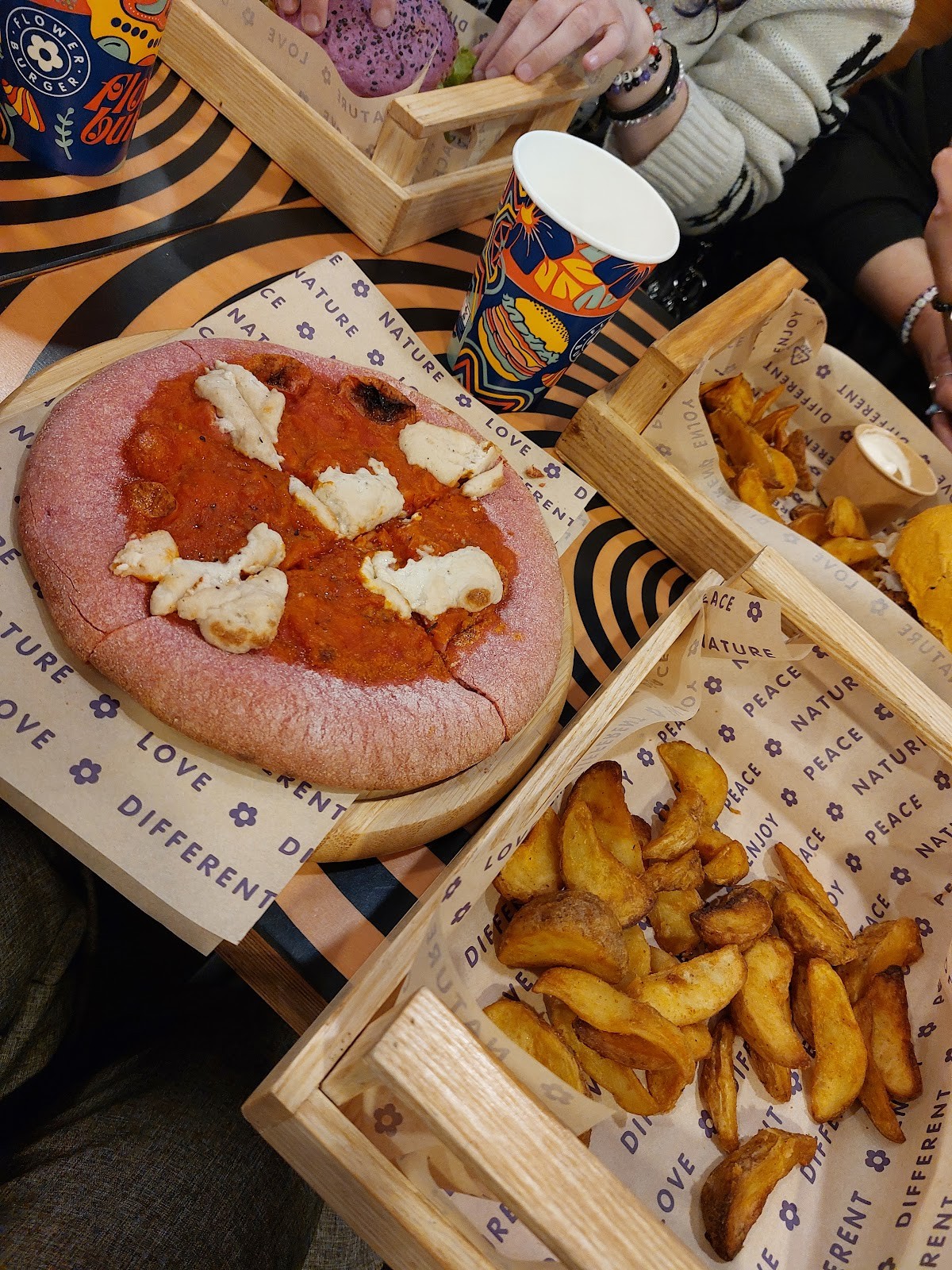 Flower Burger: food & drinks